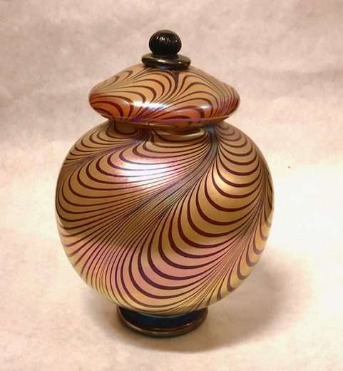 Round Florentine pulled lines urn